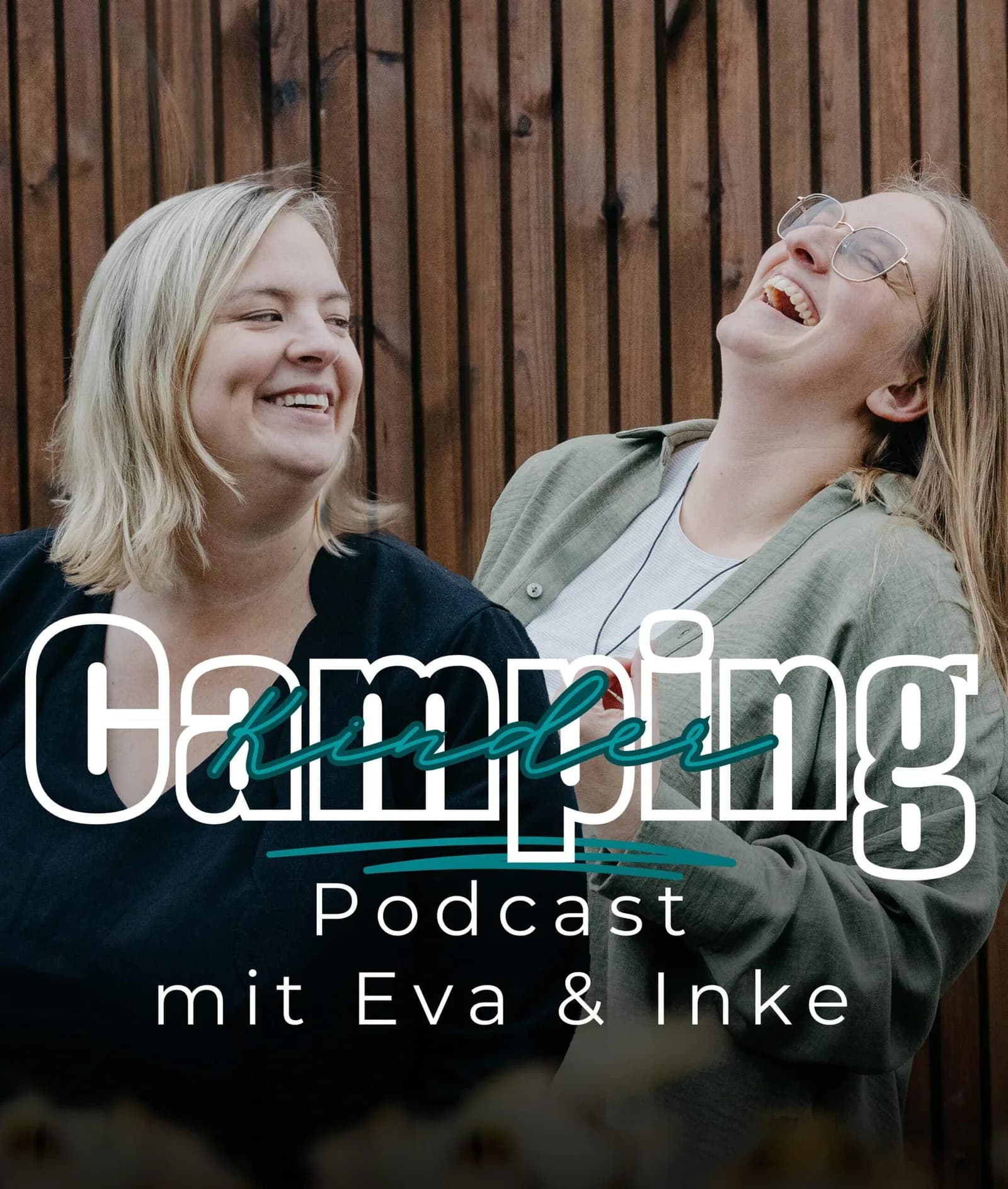 Cover des CampingKinder Podcasts: Eva Czaja und Inke lachen vor einer Holzwand