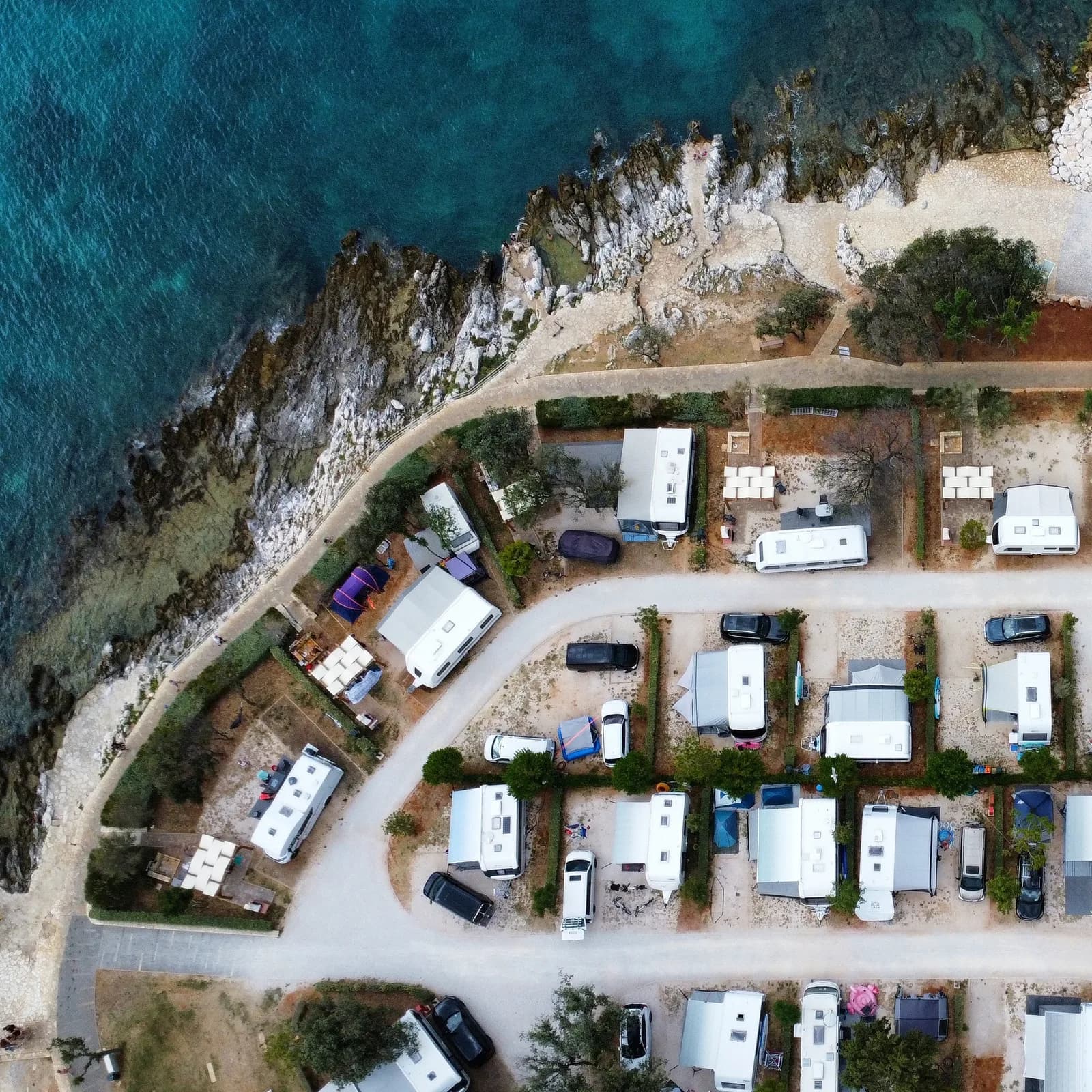 Luftaufnahme eines Campingplatzes am Meer