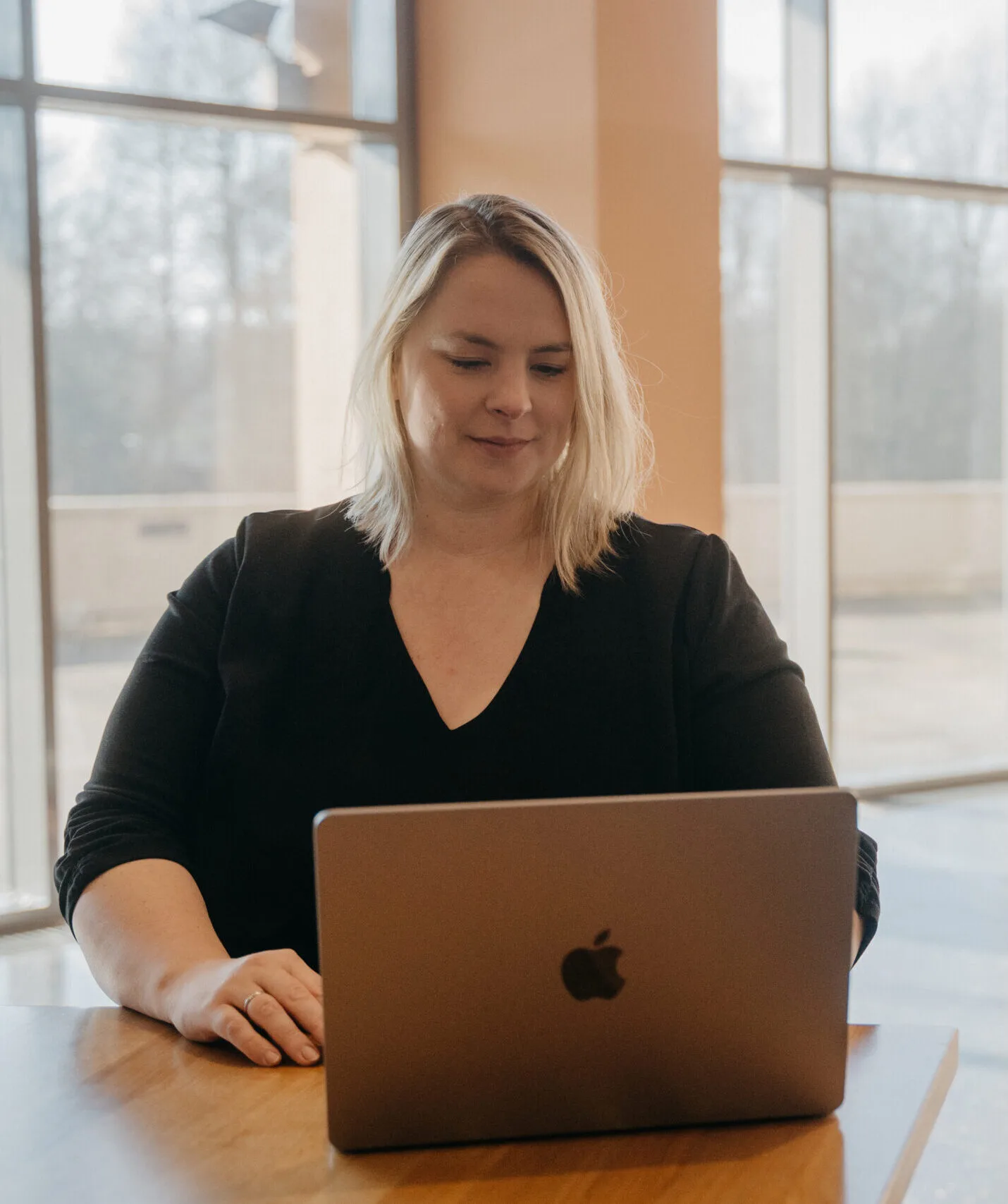 Eva Czaja arbeitet am Laptop