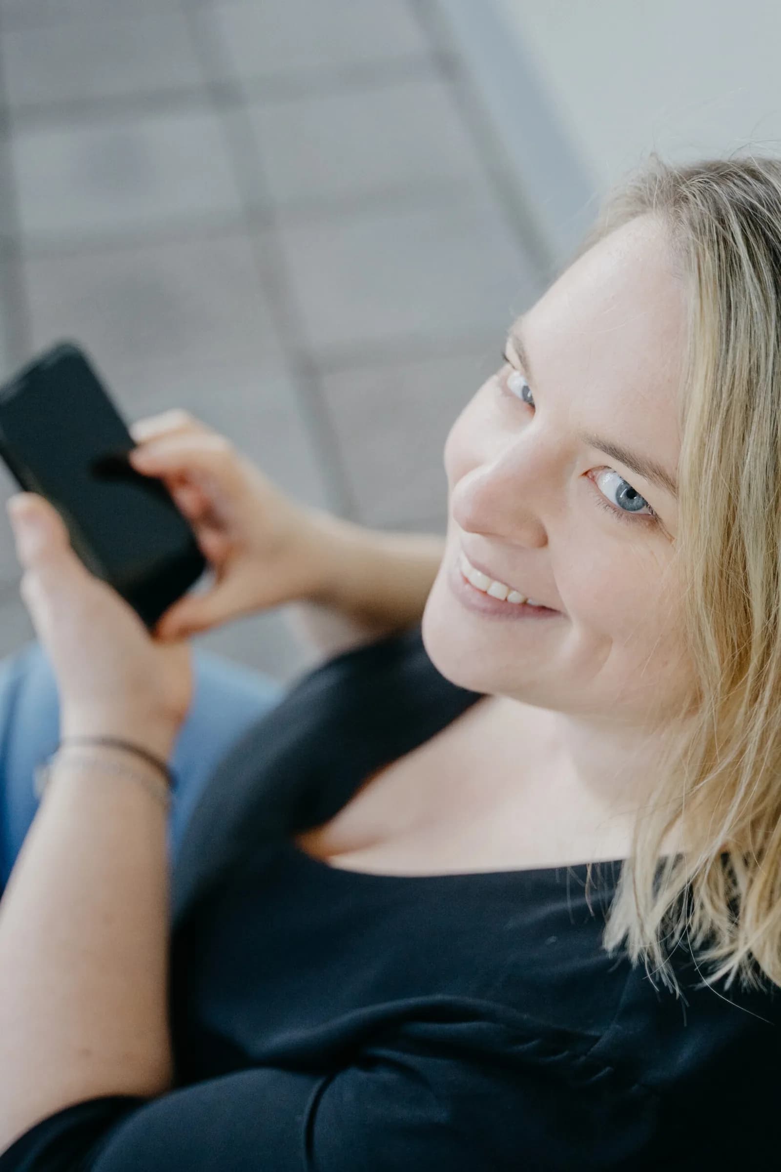 Eva Czaja mit Smartphone, lächelnd